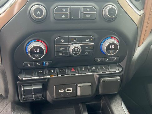 Used 2022 Chevrolet Silverado 1500 High Country w/ Technology Package AWD/4WD image 34