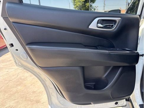 Used 2020 Nissan Pathfinder SL FWD image 18