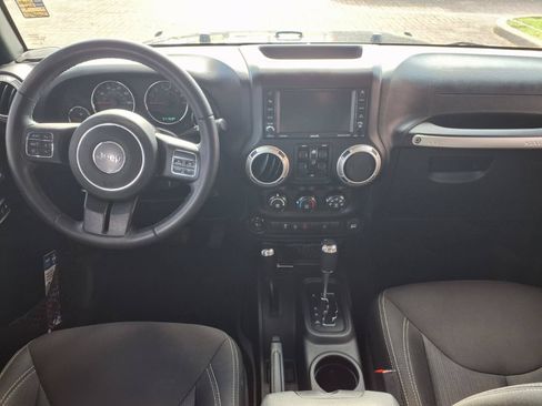 Used 2017 Jeep Wrangler Unlimited Sahara w/ Connectivity Group AWD/4WD image 11
