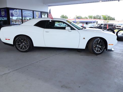 Used 2017 Dodge Challenger R/T Scat Pack w/ Leather Interior Group RWD image 6