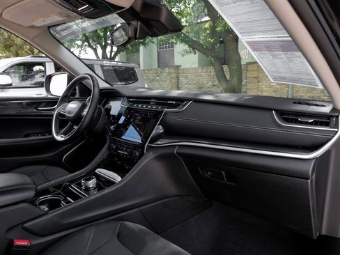 Used 2022 Jeep Grand Cherokee Laredo w/ Luxury Tech Group I image 24