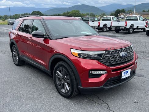 Used 2022 Ford Explorer XLT w/ Equipment Group 202A image 4