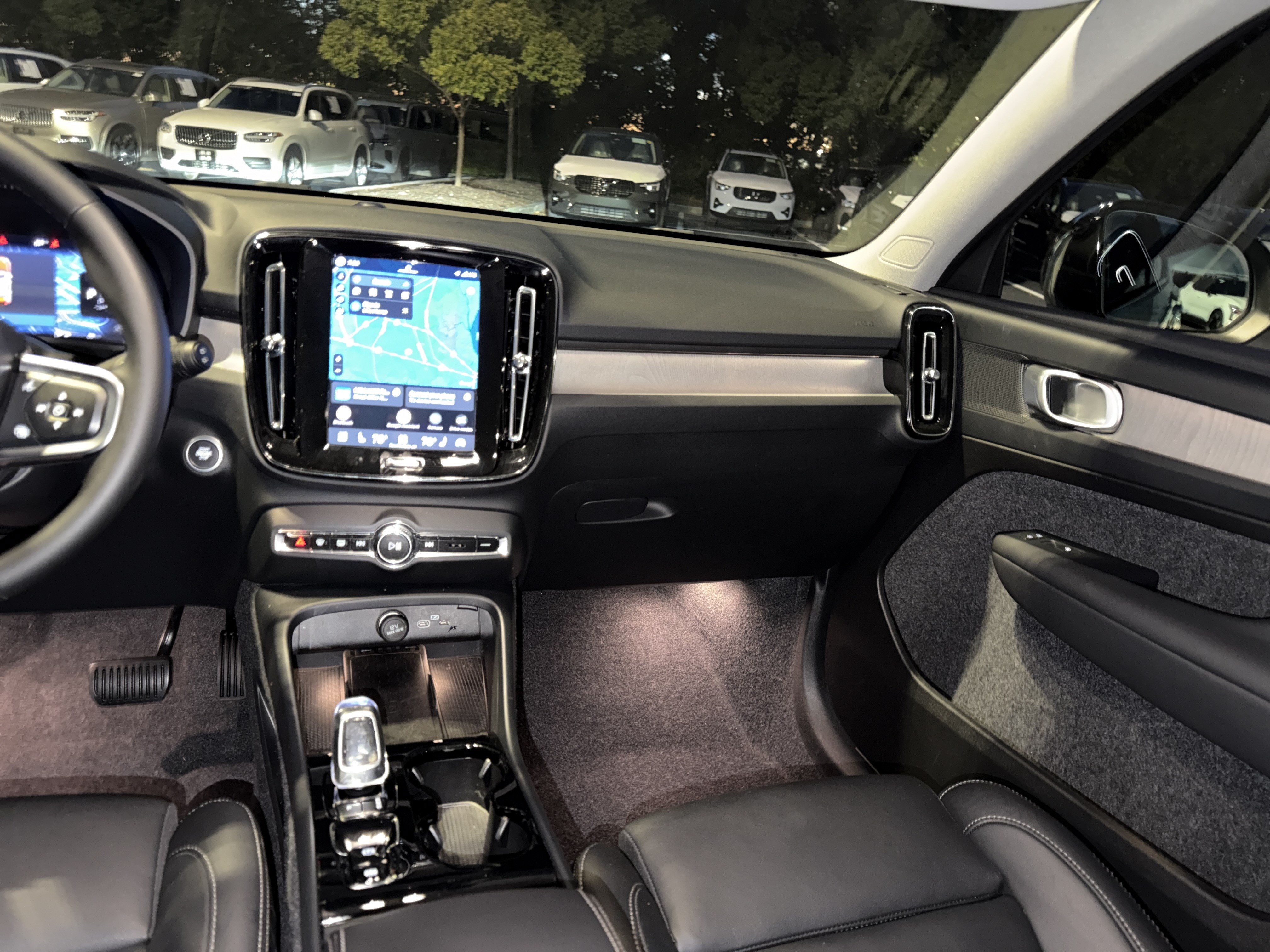 Certified 2025 Volvo XC40 B5 Plus AWD/4WD image 25