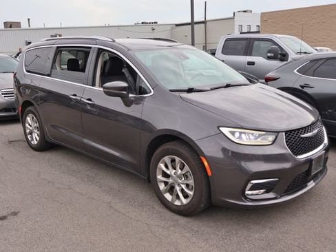Used 2021 Chrysler Pacifica Touring-L w/ Uconnect Theater Family Group AWD/4WD image 6