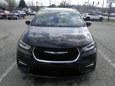 Used 2022 Chrysler Pacifica Touring image 2