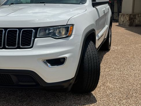 Used 2021 Jeep Grand Cherokee Laredo RWD image 3