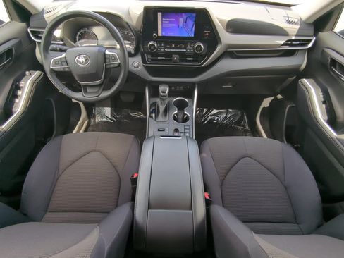 Used 2023 Toyota Highlander LE FWD image 11