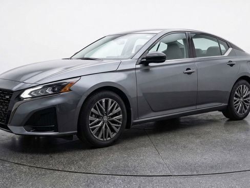 Used 2025 Nissan Altima 2.5 SV FWD image 3