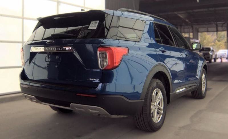 Used 2023 Ford Explorer XLT w/ Equipment Group 202A AWD/4WD image 4