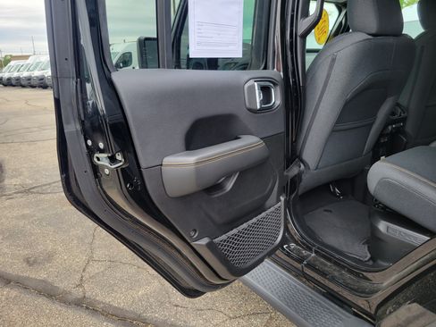 Used 2025 Jeep Wrangler Unlimited Sahara AWD/4WD image 16