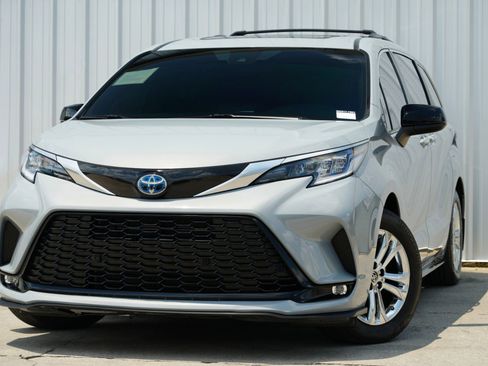 Used 2023 Toyota Sienna XSE image 3