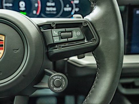 Certified 2025 Porsche Cayenne E-Hybrid Coupe AWD/4WD image 24