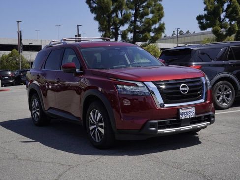 Used 2024 Nissan Pathfinder SL FWD image 2