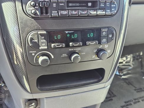 Used 2005 Dodge Grand Caravan SXT w/ Premium Group FWD image 32