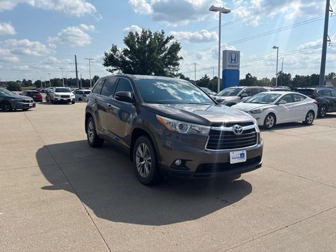 Used 2016 Toyota Highlander LE AWD/4WD image 3