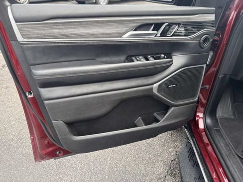 Used 2024 Jeep Wagoneer Series III AWD/4WD image 24