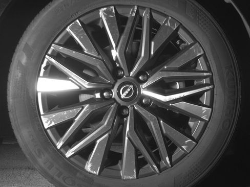 Used 2025 Nissan Altima 2.5 SV FWD image 13