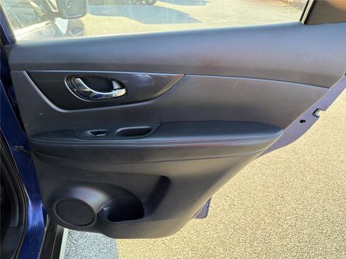 Used 2018 Nissan Rogue S image 16