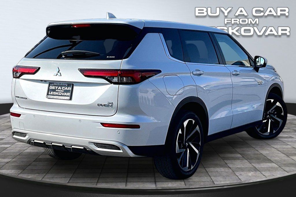 Used 2024 Mitsubishi Outlander 4WD Plug-In Hybrid image 13