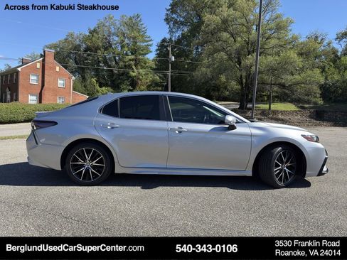 Used 2022 Toyota Camry SE image 3