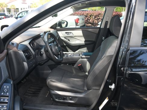 Used 2023 Nissan Rogue SV image 7