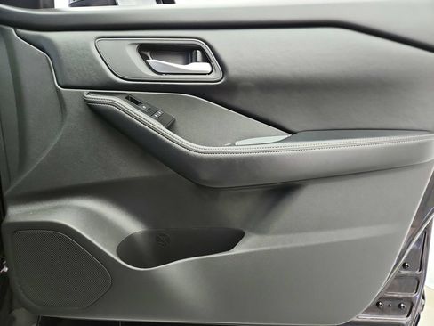 Used 2025 Nissan Rogue SV FWD image 27