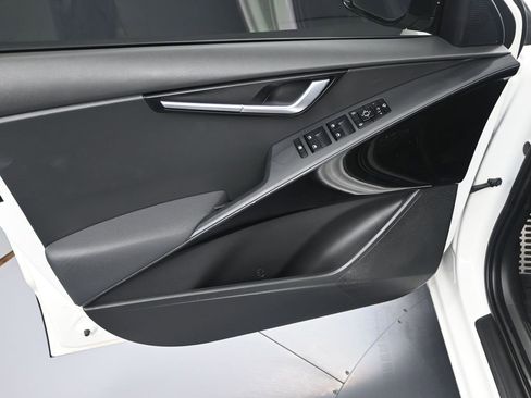 Certified 2023 Kia Niro EX Touring image 10