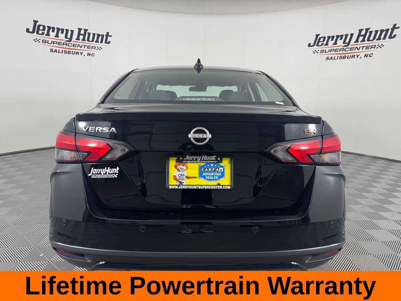 Used 2025 Nissan Versa SR FWD image 8