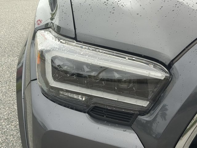 Used 2018 Toyota Tacoma SR5 RWD image 10