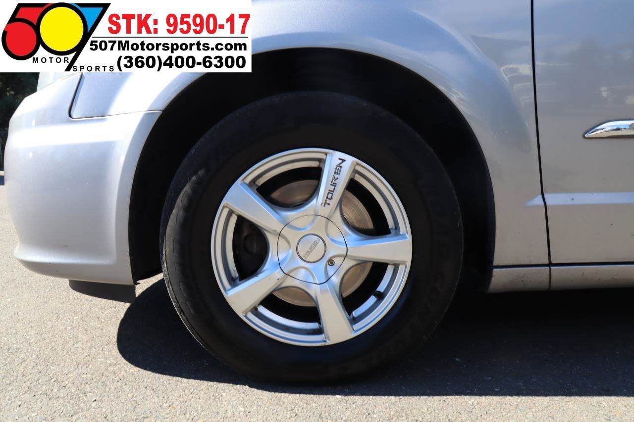 Used 2013 Chrysler Town & Country Touring FWD image 23