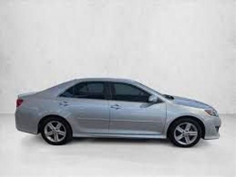 Used 2014 Toyota Camry SE FWD image 1