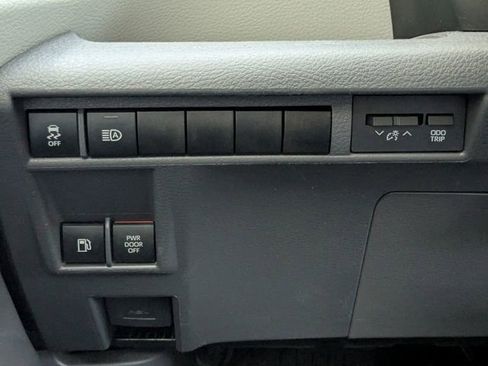 Used 2021 Toyota Sienna XLE w/ XLE Plus Package FWD image 38