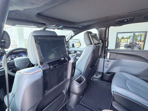 New 2027 Chrysler Pacifica Pinnacle w/ Theater Group FWD image 31