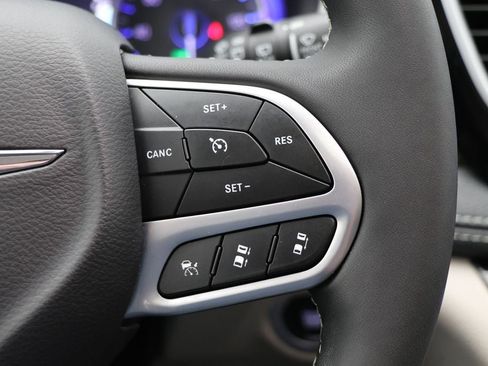 Used 2024 Chrysler Pacifica Limited image 21