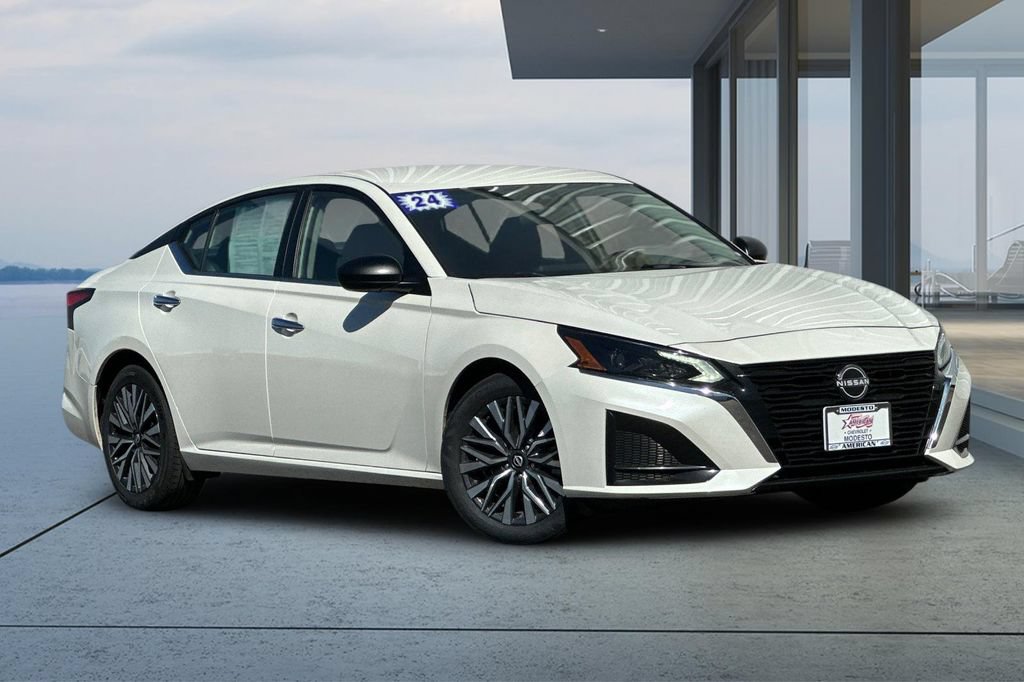 Used 2024 Nissan Altima 2.5 SV FWD image 2
