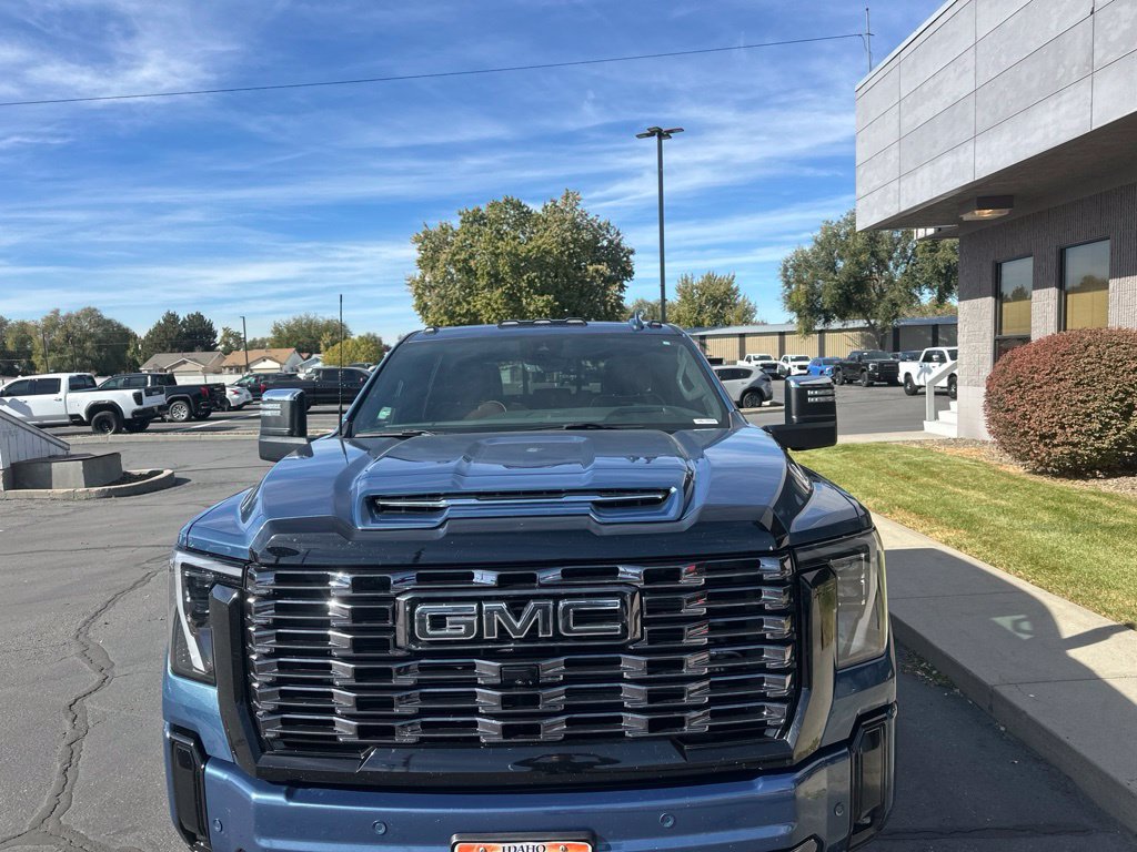 Used 2025 GMC Sierra 2500 Denali Ultimate AWD/4WD image 3