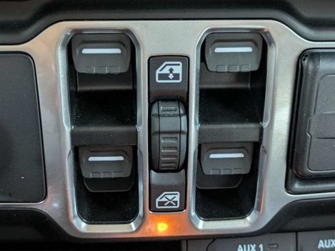 Used 2025 Jeep Gladiator Sport AWD/4WD image 23