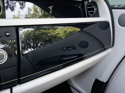 Used 2016 Rolls-Royce Phantom Drophead Coupe image 51