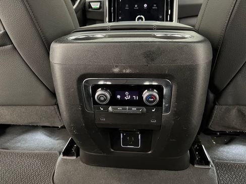 Used 2025 GMC Yukon XL Denali RWD image 28