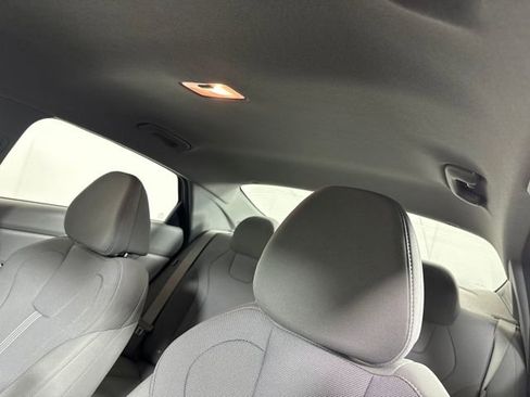 Certified 2024 Hyundai Elantra SE image 12