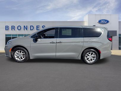Used 2025 Chrysler Pacifica Select