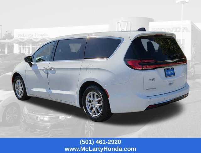 Used 2024 Chrysler Pacifica Touring-L FWD image 3