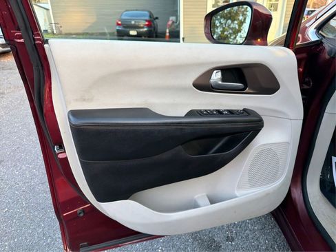 Used 2017 Chrysler Pacifica Touring-L w/ Tire & Wheel Group image 23