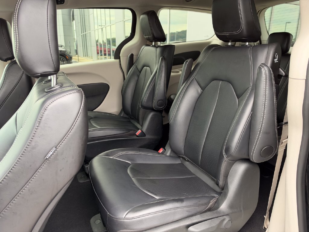 Used 2024 Chrysler Pacifica Limited FWD image 19