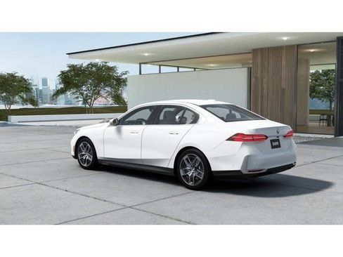 New 2027 BMW 530i RWD image 2