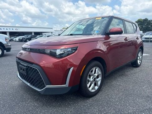 Used 2024 Kia Soul LX w/ Option Group 015 FWD image 3
