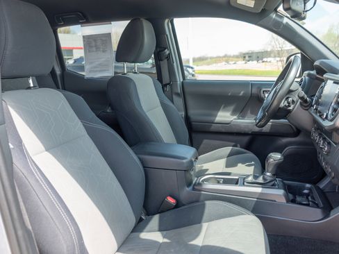 Used 2020 Toyota Tacoma TRD Sport w/ Technology Package AWD/4WD image 22