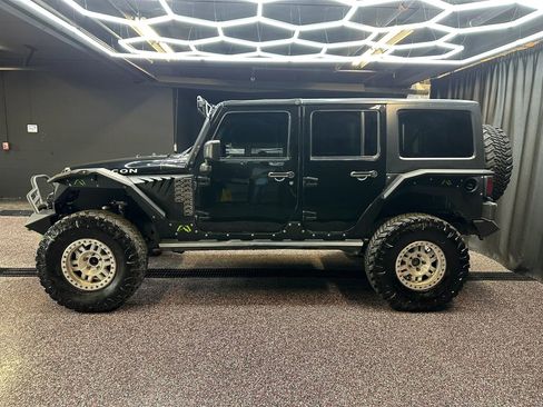 Used 2017 Jeep Wrangler Unlimited Rubicon AWD/4WD image 4