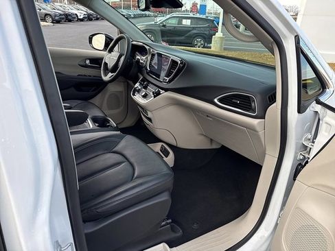 Used 2024 Chrysler Pacifica Touring-L image 16