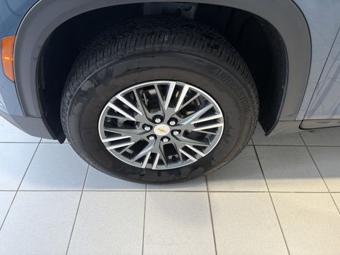 Used 2025 Chevrolet Traverse LT image 8